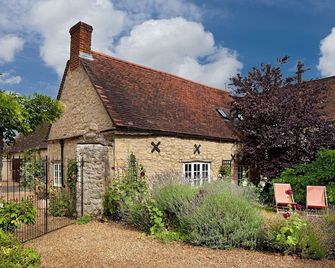 Oxford. C16th Cottage In Courtyard Setting. Garden. Parking. Free Wifi. - Oxford - Building