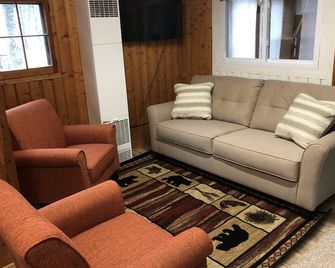 Cozy 'Up North' Cabin in the woods with Pentwater Lake frontage and access - Pentwater - Living room