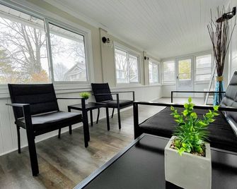 Clean Cottage minutes from the beach and other local beach town amenities. - Fort Erie - Living room