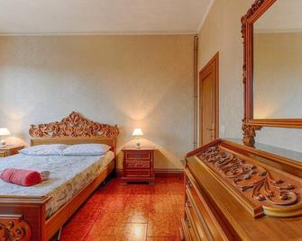 Large apartment, rents to companies only. Not far from the center - Módena - Habitación