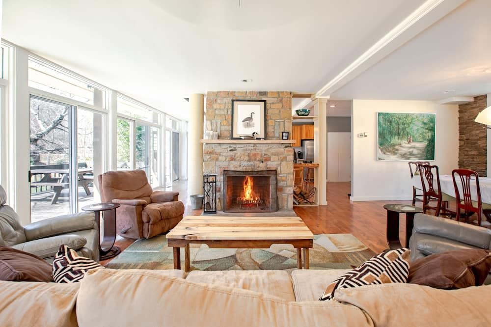 A Modern House in a Large Nature Reserve in Ligonier Valley!