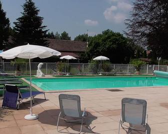 Magnificent estate with swimming pool and private park for 18 people. - Jeanménil - Piscine