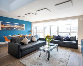 Temple Bar Crowne Square Apartments - Dublin - Living room