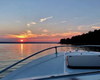 Heck-Of-A-Deck Lakehouse with Sunsets, and Kayaks, too! - Aurora - Piscina