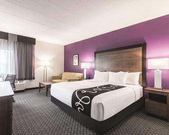 La Quinta Inn & Suites by Wyndham Salem NH - Salem - Schlafzimmer
