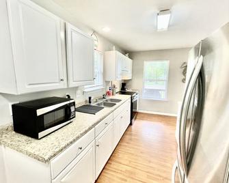 The Sea Willow : A Charming Gulf Coast Cottage - Gulfport - Kitchen