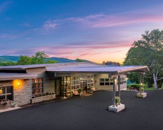 Roaring Brook Ranch And Resort - Lake George - Building
