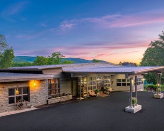 رورينج بروك رانش ريزورت - لاكي جورج - مبنى