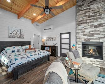 Whispering Pines Treehouse - Sunrise - High Hill - Habitación