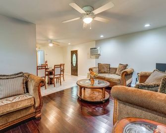 Waterfront Home w/ Deck & Yard, 4 Mi to Farmville! - Farmville - Huiskamer