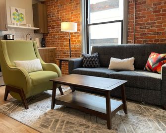 Your Central 1 Bed Travel Apartment Awaits in Downtown Spokane - Spokane - Living room