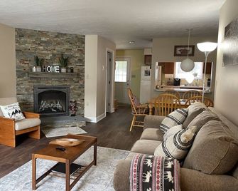 Cozy White Mountain Townhouse / Fireplace Sleep 6 / Near Loon - North Woodstock - Soggiorno