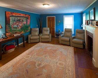 Cajun Lake Lodge, Dickson, Tn - Burns - Living room