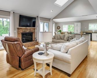 Beach house in the Hamptons! 4BR, 4BA, heated pool, hot tub, game room. - Westhampton - Sala de estar