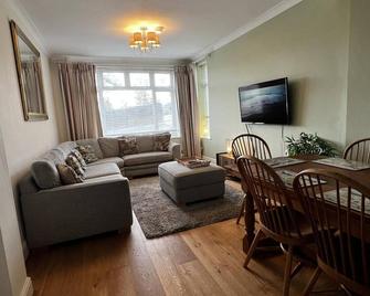 Mumbles Seaside sleeps up 11 Pets allowed - Swansea - Salon