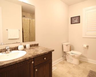 Beautiful House Near Grand River & Kiwanis Park - Kitchener - Bathroom