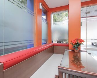 RedDoorz Plus @ Jalan Pemuda Jakarta - Jakarta