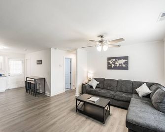 Modern North of Nashville Retreat- Easy Lake Access - Gallatin - Wohnzimmer