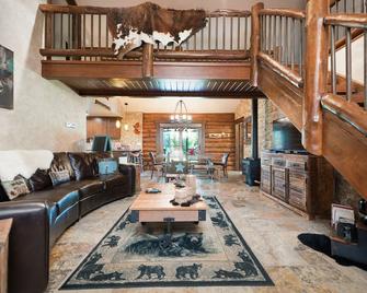 Special Rates Pet Friendly Log Cabin, Sleeps 8, Hot Tub, Fishing & Skiing Galore - Belgrade - Living room