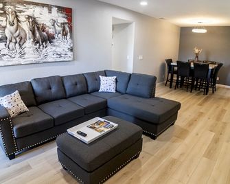 Wine Country Condo 1 bed 1 bath - Temecula - Living room