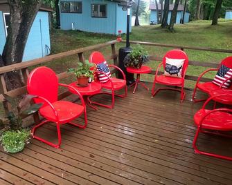 Cabin 5 - Pet Friendly updated 3 bedroom Cabin with 1 Boat Slip Included - Birchwood - Patio