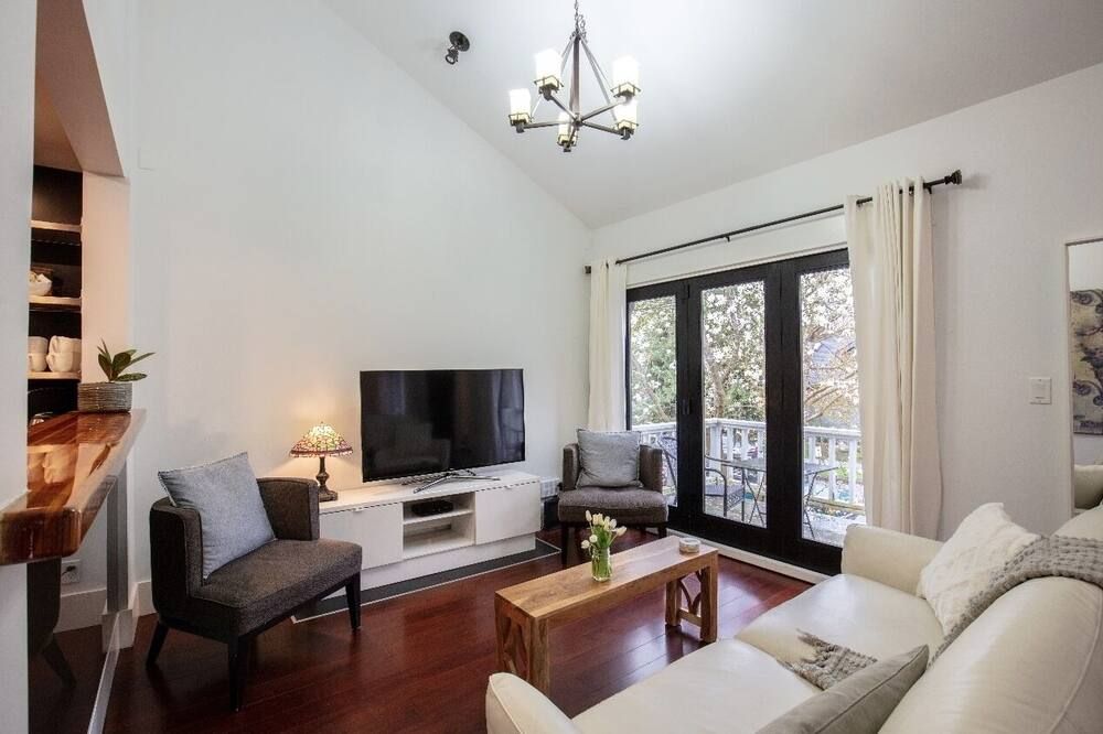 Hidden Gem l Centrally Located l Beautiful Home - ונקובר - סלון