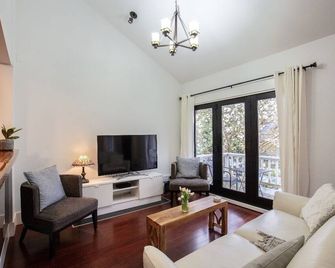 Hidden Gem l Centrally Located l Beautiful Home - ונקובר - סלון