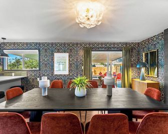 Denver Luxe Funhouse, Hot Tub, Mini Golf, Theater - Centennial - Dining room