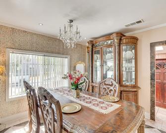 Burbank Home with Yard, Walk to Downtown Shops! - Burbank - Dining room