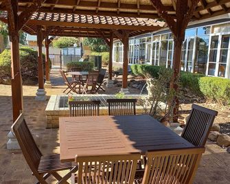 مارجاريت ريفر موتل - مارغارت ريفر - شرفة مرصوفة