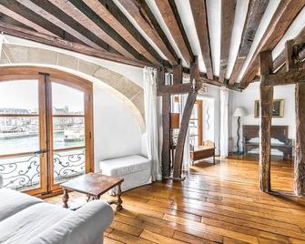 Ile Saint Louis - Quai d'Orleans 2bdr by B'Your Home - Paris - Living room