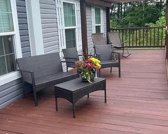2.5 miles from casino.Mtn views.Cherokee Reservations. Now with Wi-Fi. - Cherokee - Balcony