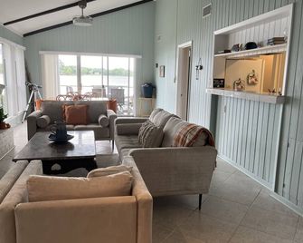 3-bedroom vacation home, waterfront patio, great fishing, kayaking, swimming - Trinity - Sala de estar