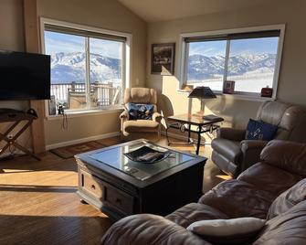 Lake Chelan Views And Beautiful Orchard Setting With Views From Every Window! - Chelan - Wohnzimmer