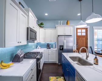 Lakehouse/3 bd/2bath/sleeps 10/neighborhood pool - Vinita - Kitchen