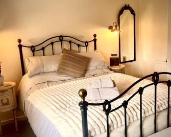 18th Century Cosy Cottage with Stunning Views - Stratford-upon-Avon - Bedroom