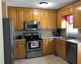 Cozy 3BR Downtown Retreat- Pet-Friendly w/ Yard - Fuquay-Varina - Cocina