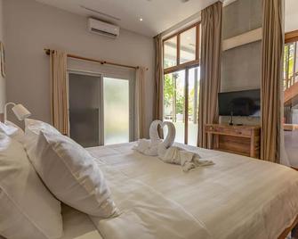 Rustic wooden home 1960s style with privet pool - Siem Reap - Bedroom