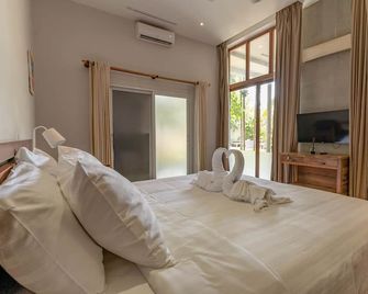 Rustic wooden home 1960s style with privet pool - Siem Reap - Soverom