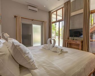 Rustic wooden home 1960s style with privet pool - סיאם ריפ - חדר שינה