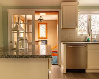 Nautically themed apartment with Ocean View - Bristol - Cocina