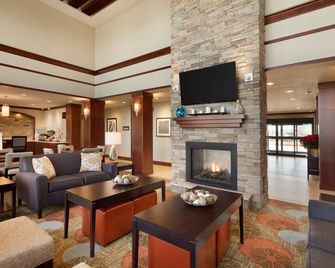 Free Breakfast. Pool. Close to the new Chevron and Oxy campuses! - Midland - Living room