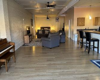 Rooster's Crow Studio - Hannibal - Living room