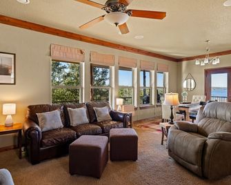 Lakefront 3BR Retreat with Dock, Kayaks and Fire Pit - Granbury - Living room