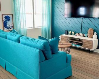 1.0 mile from the Beach, Schlitterbahn Galveston Waterpark, and Moody Gardens! - Galveston