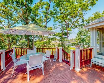 Stunning home on the bay with fantastic views, central AC, W/D, & water access - Pocasset - Balcony