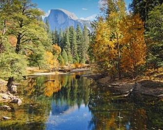 Coyote Creek - Yosemite West - Außenansicht