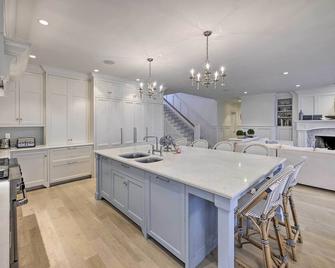 Shelter Island Retreat with Outdoor Pool! - Shelter Island - Keittiö