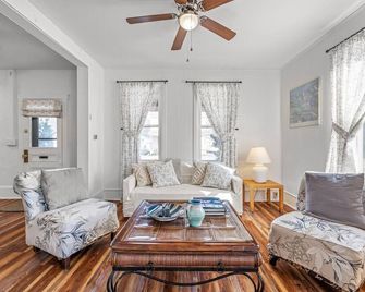 Broadway Cottage - Convenient location! - Berkeley Springs - Huiskamer