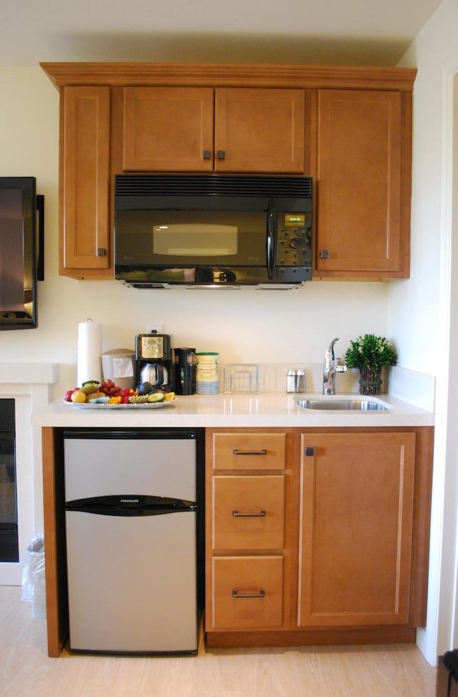 Bella Capri Inn and Suites - Camarillo - Kitchen